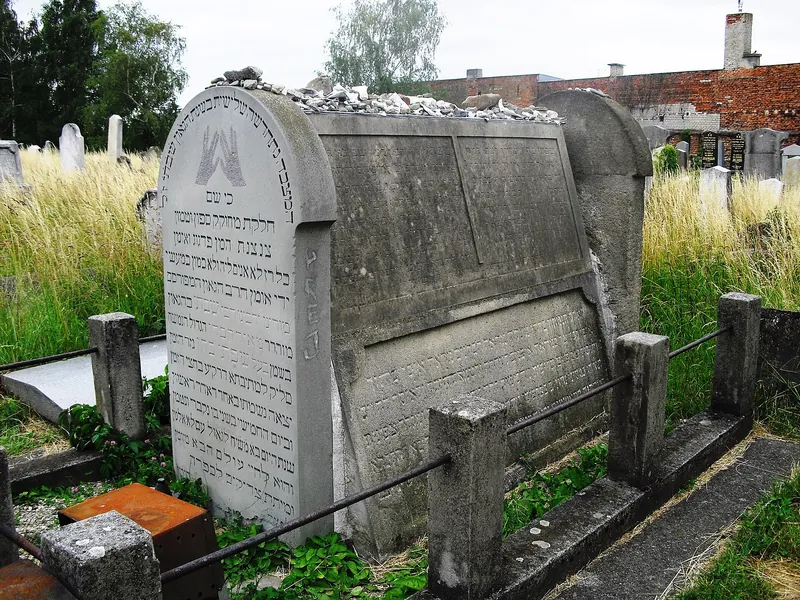 The kever of the Shach with its stone tumba